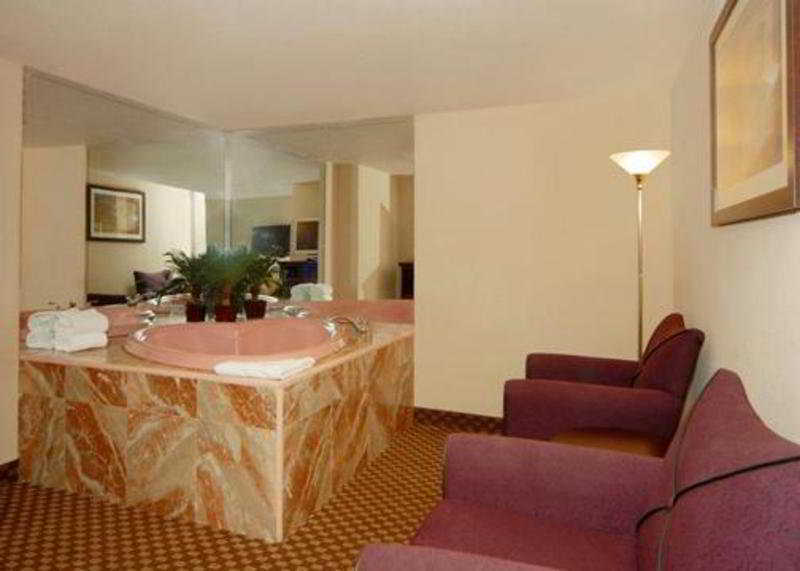 Quality Inn & Suites Tallahassee Bagian luar foto